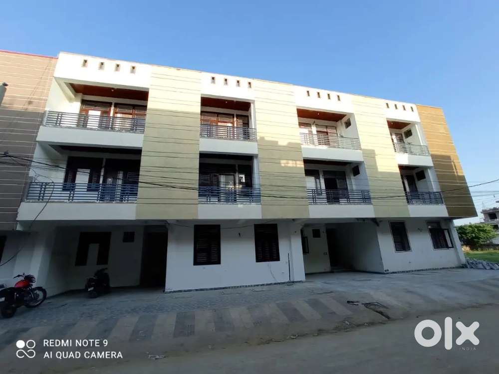 3BHK independent floor (open front and back)