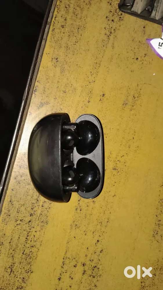 Realme airbids 5 pro Black colour price 3000 good new