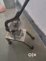 Chips cutting machine
