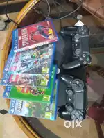 PS4 Slim - 2 Controllers - 5 games