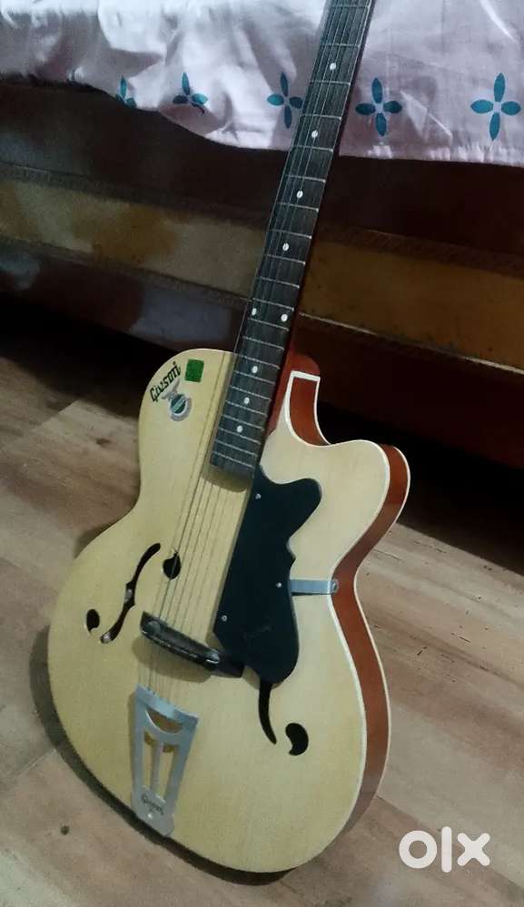 SELLING A CROWN CUT GIVSON ACOUSTIC GUITAR