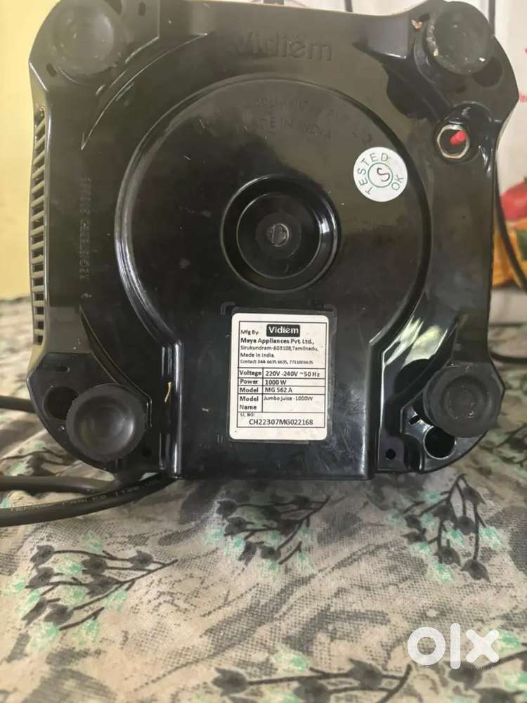 Juicer new very good condition and with 1year worenty