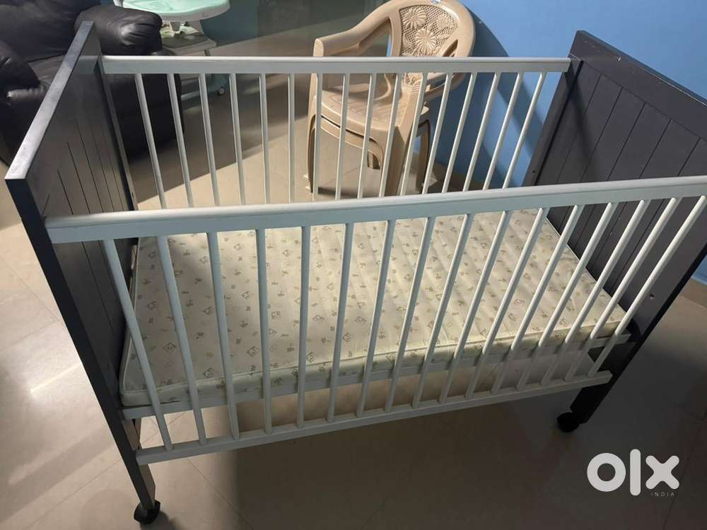 Baby crib with matress and bed rail bumper