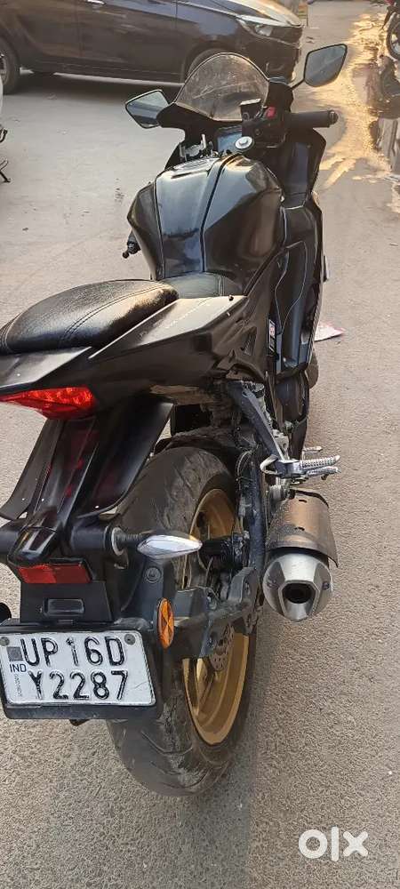 R15 V4  GOOD CONDITION BIKE Argent sell