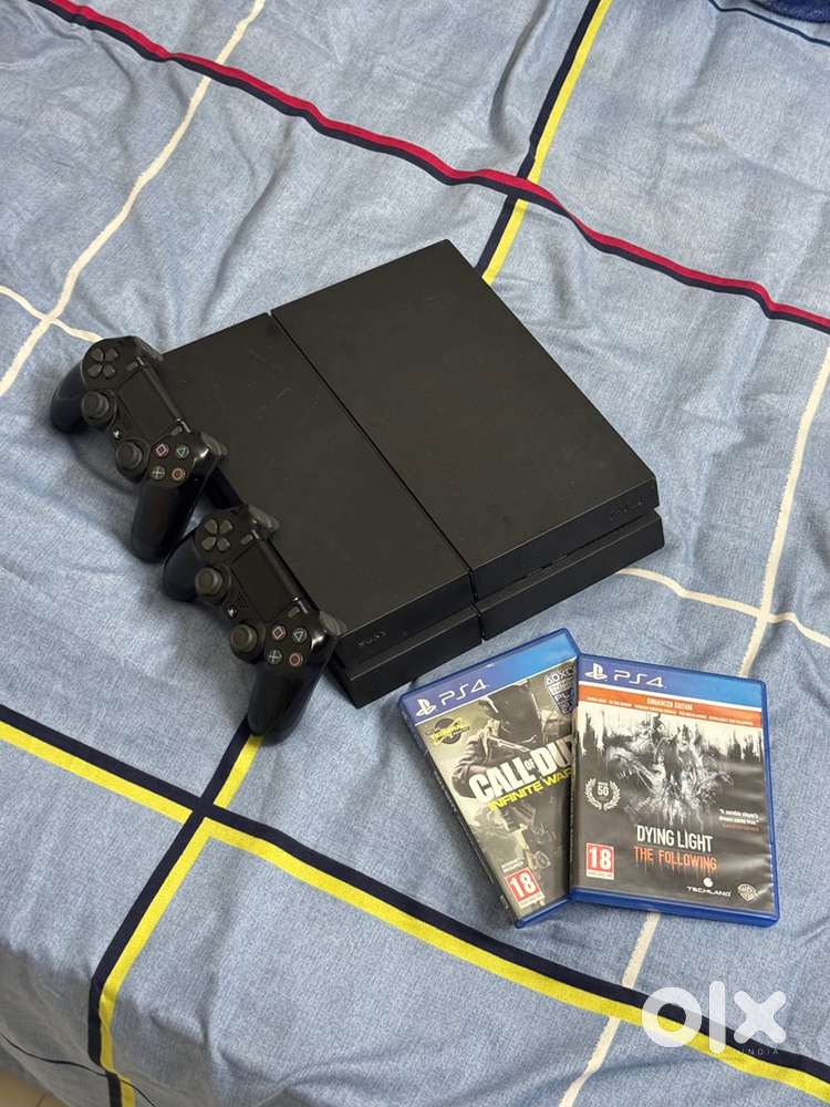 PS4 500GB - 2 Controllers & 2 Games