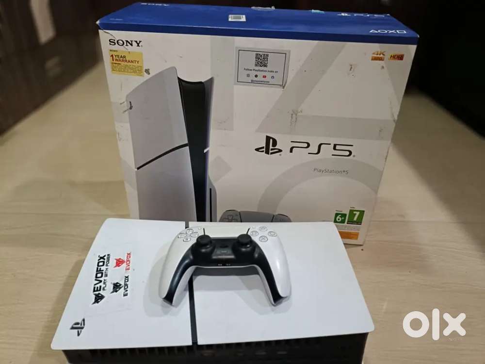 PS 5 with Disc JUST 3-4'Month old Still Under warranty