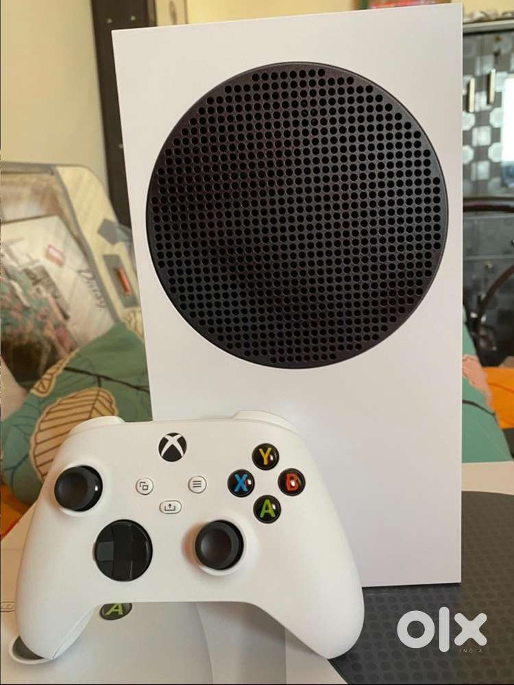 XBOX SERIES S (512GB) — MINT CONDITION + ORIGINAL RECHARGEABLE BATTERY