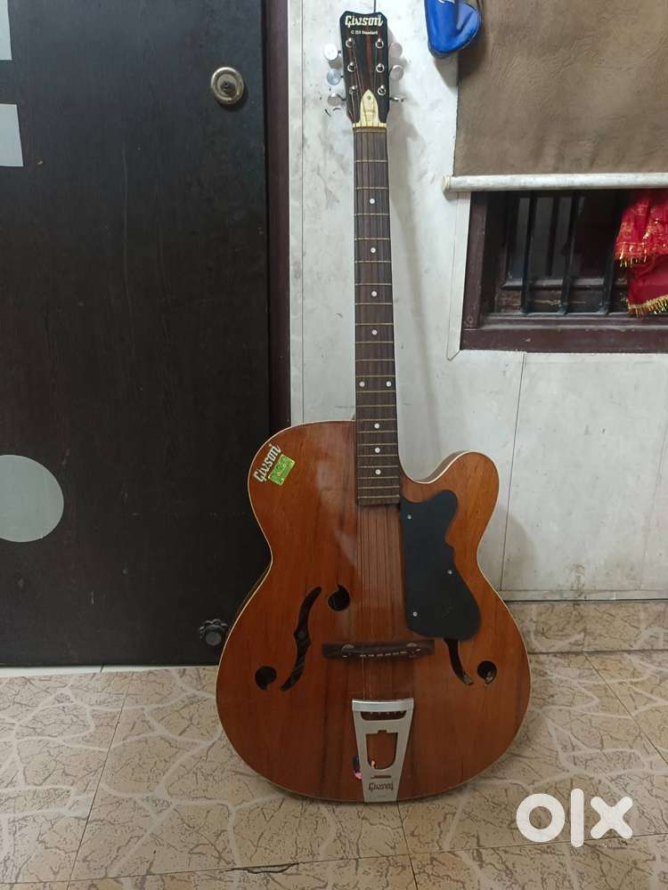 Givson Acoustic Guitar in Great Condition – Needs New Strings