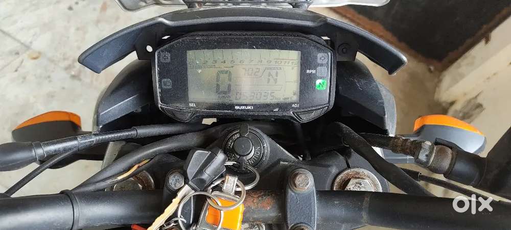 Suzuki Gixxer , gray color