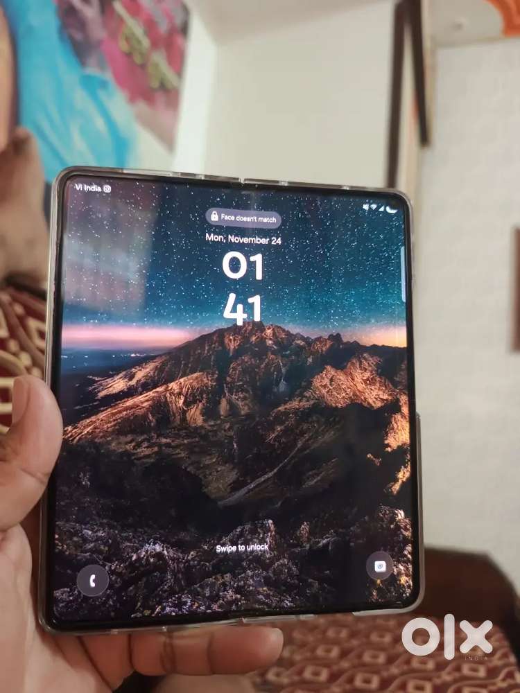 Fold 4 limited edition, dot in inner display