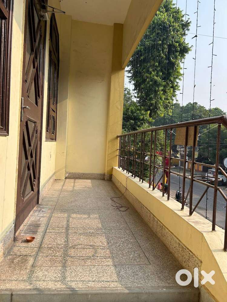 1st floor for rent in Sector 4 Vikas Nagar main road