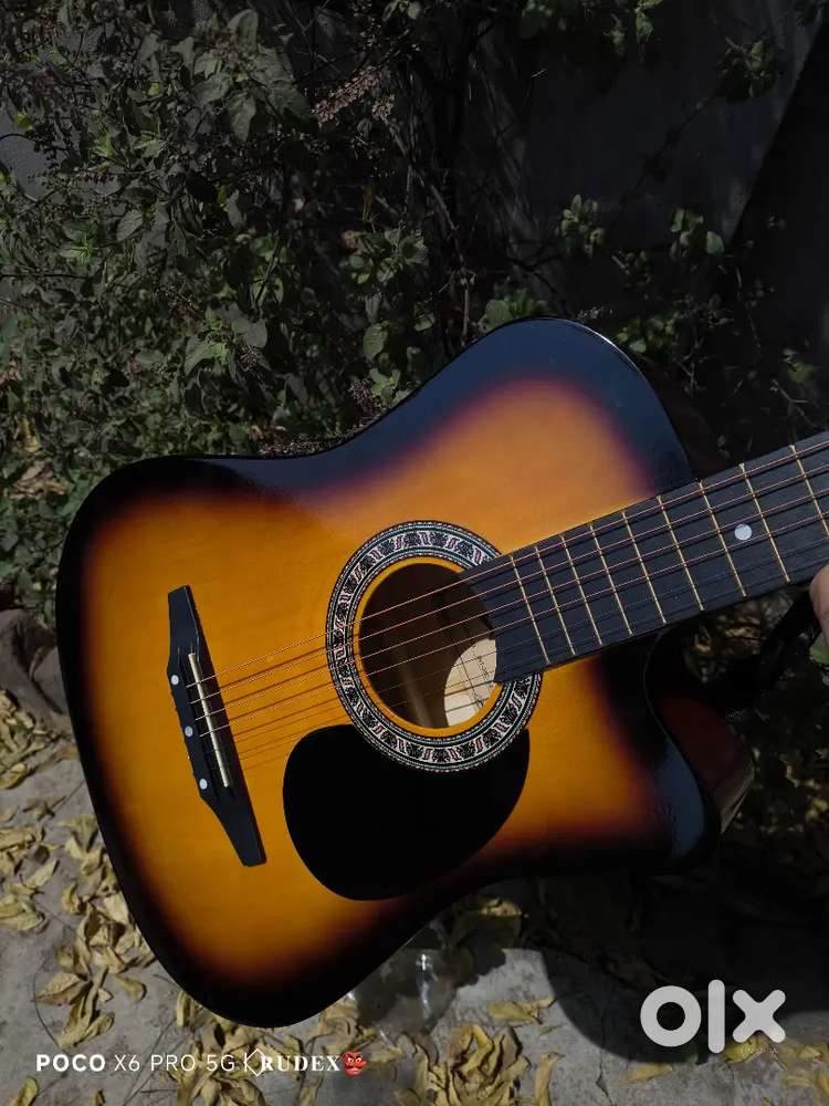 Acoustic Guitar (Full Set) – Excellent Condition with All Accessories
