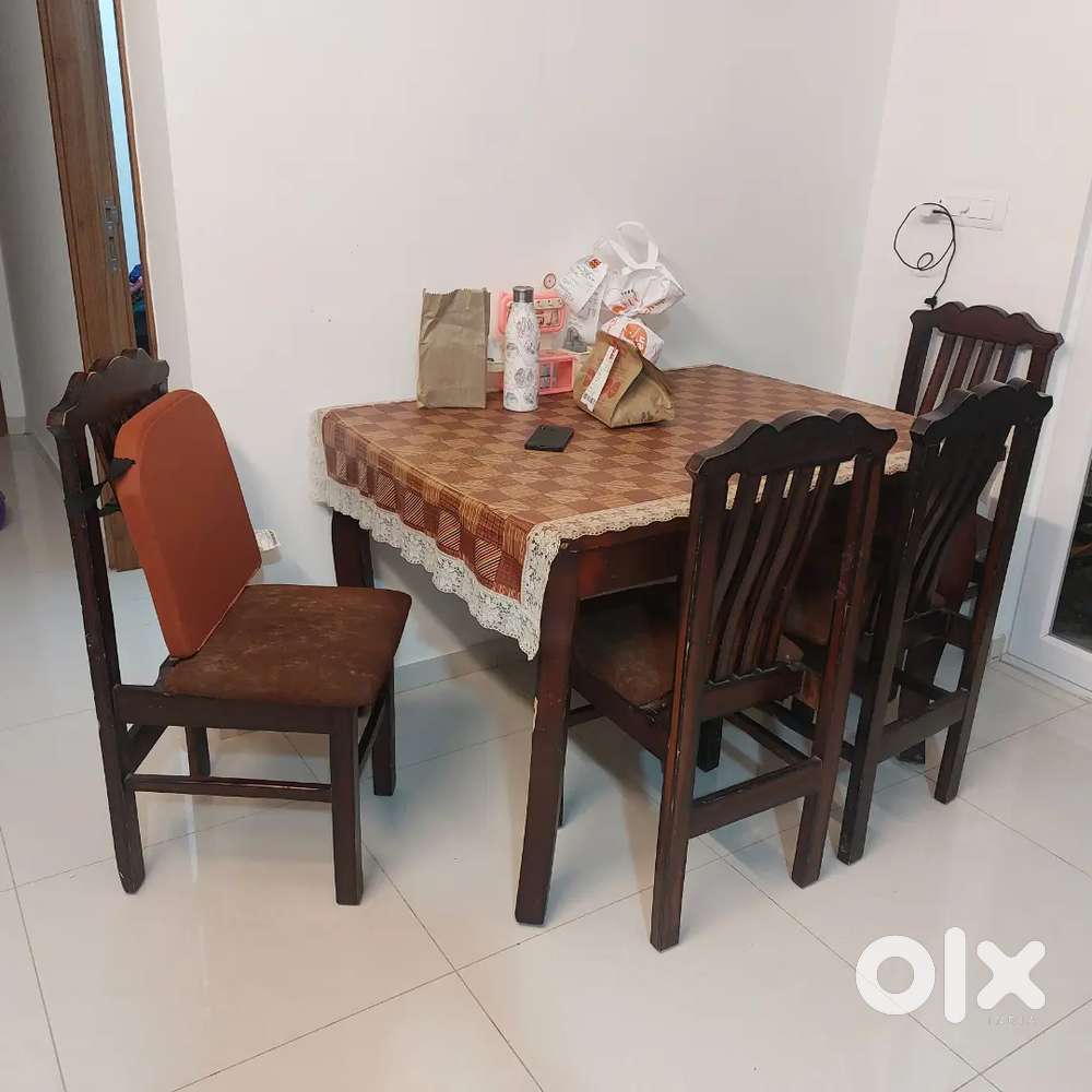 Dining table with 4 chairs for sell