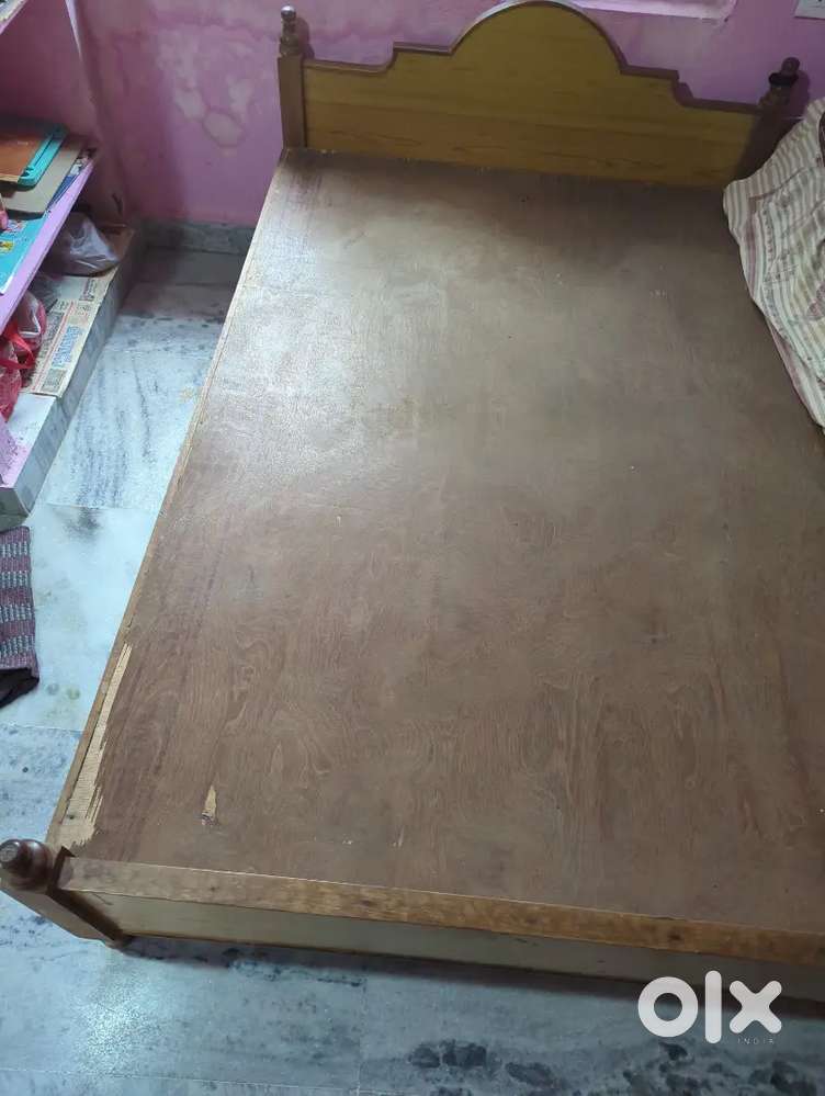 Queen size bed and deewan