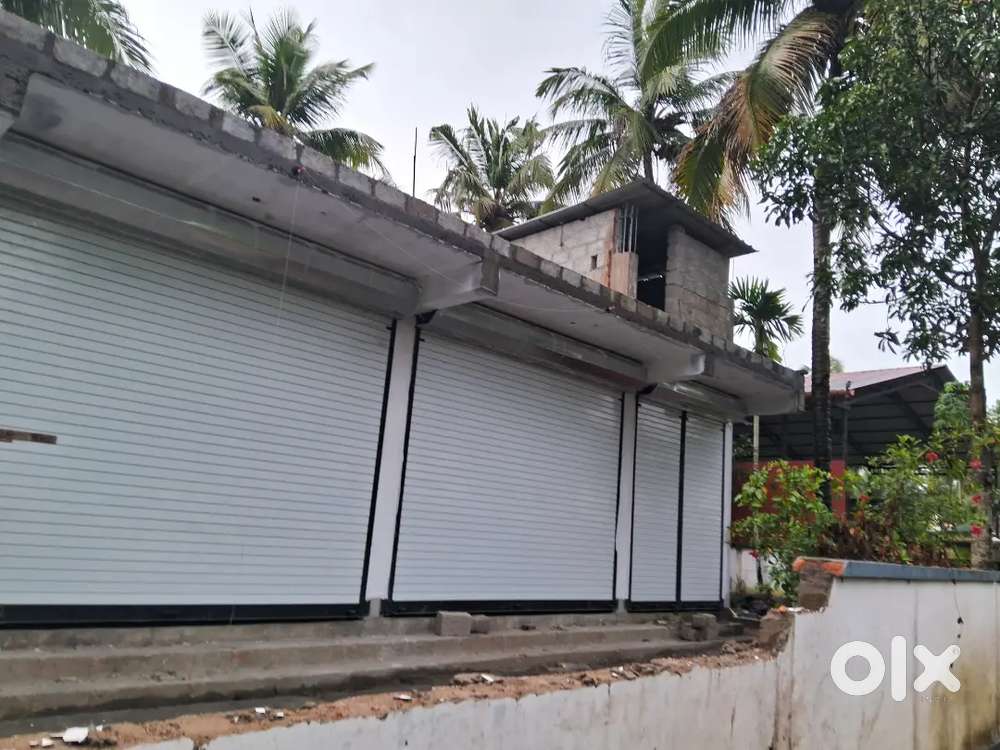 Renting 3 newly build shops it can also be rented out by 1or 2 shops