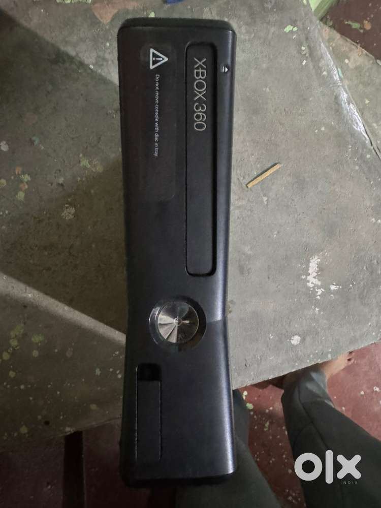 Xbox 360 turns on but no accessories no charger no controller no games