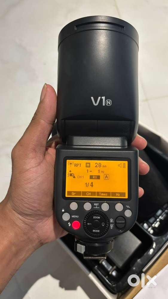 Godox V1 flashlight with trigger and soft box