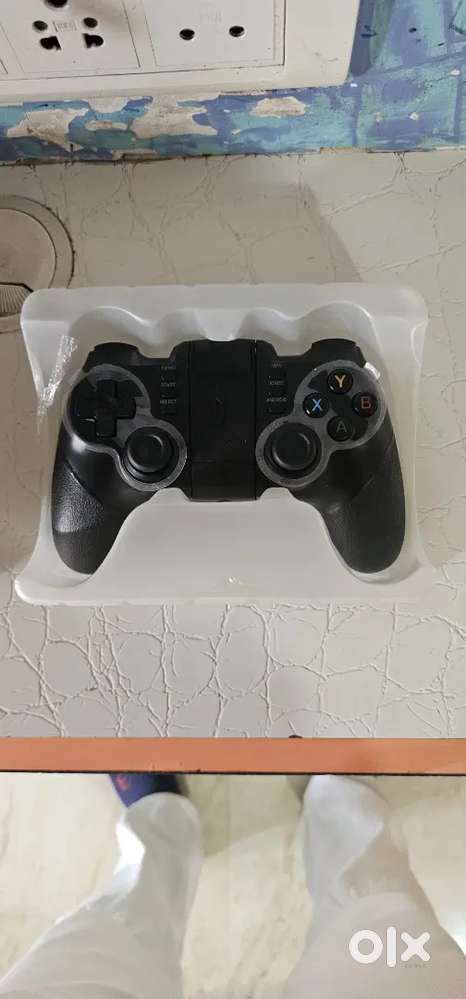 Wireless game controller