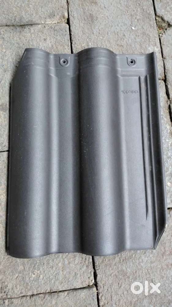 Ceramic roof tile