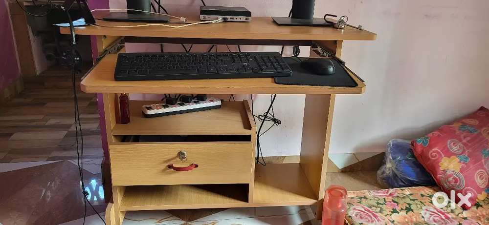 Computer table