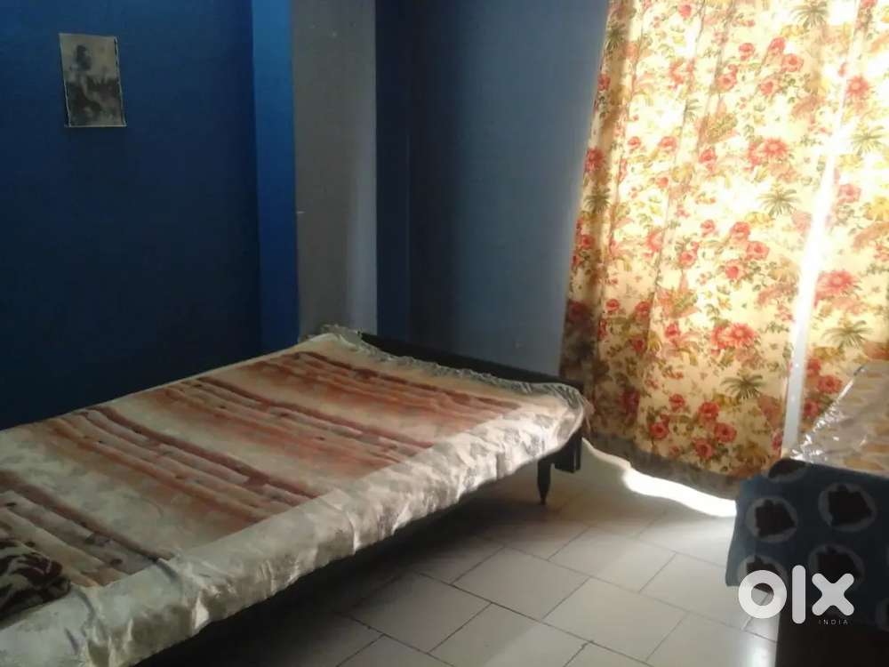 Boy's pg Chandmari Colony main road ,wifi,food included.