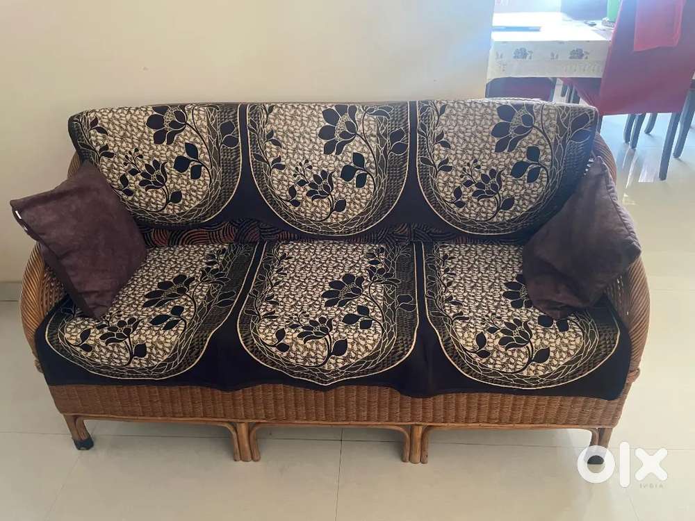 Elegant cane 3-Seater Sofa with cushions - Great Condition