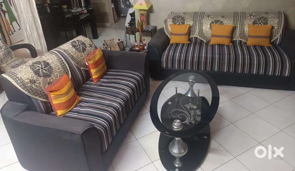 5 seater well maintained Sofa