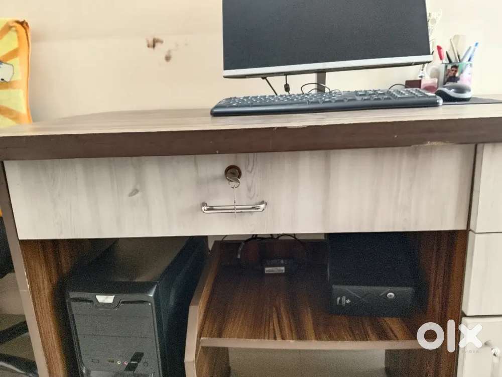 Computer table