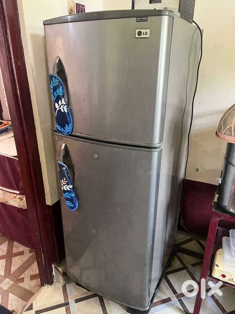 Double door refrigerator