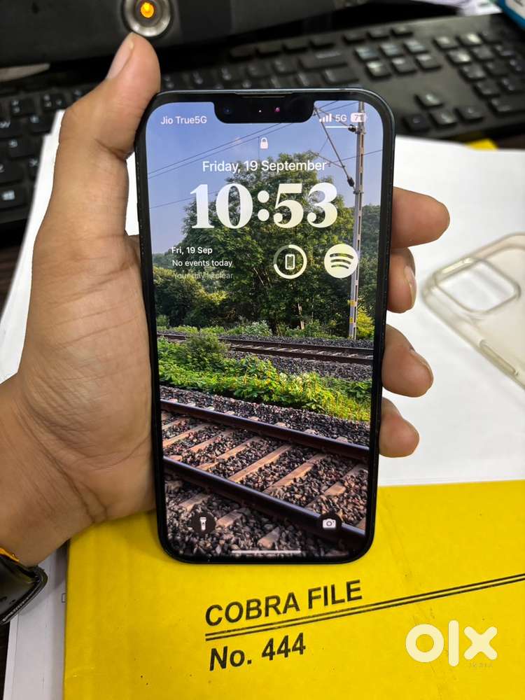 Sellong Iphone 13 in scratchless condition