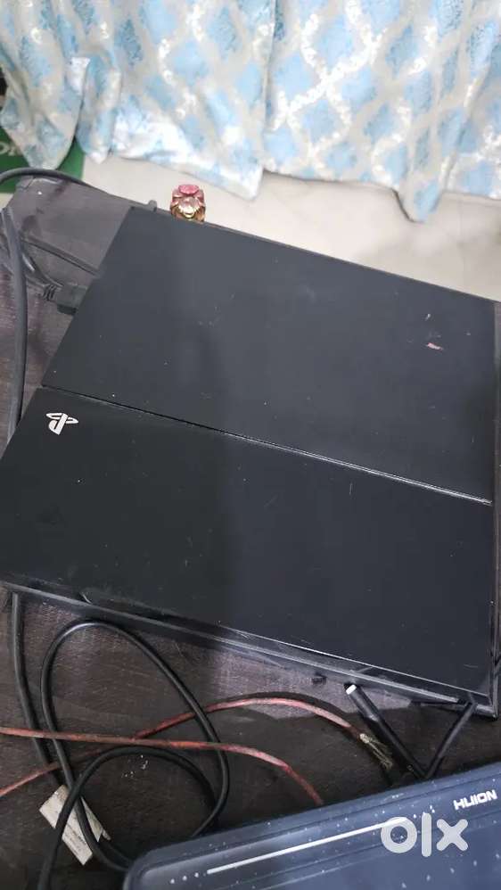 PlayStation 4 Great Condition  Pre-Loaded with Top Games