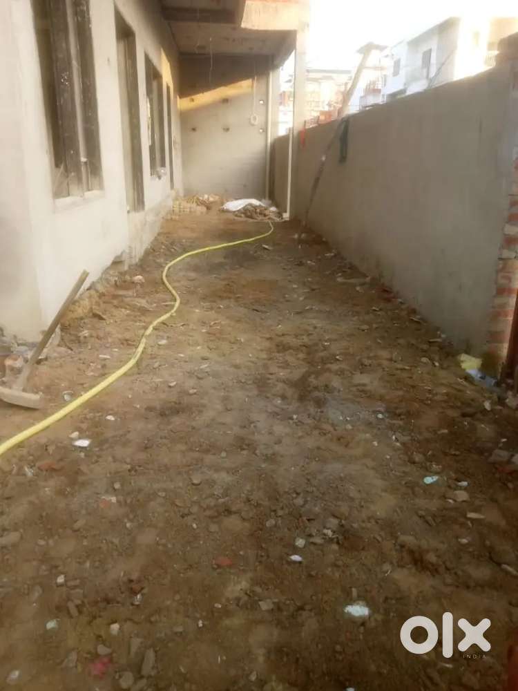 2 हॉल किराए के लिए उपलब्ध हैं। मेन रोड ।