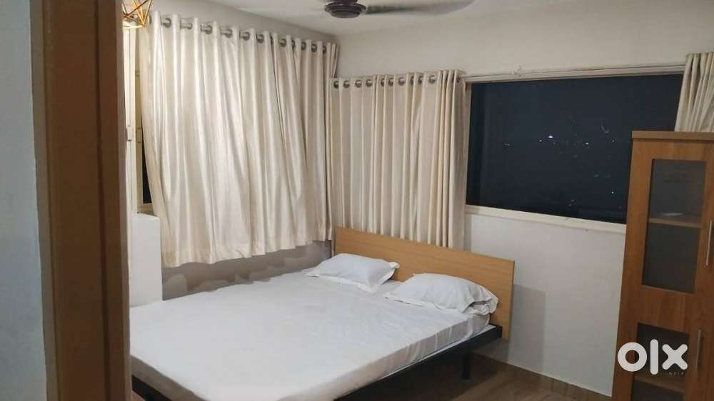 BACHELORS / STUDENTS . SINGLE AC ROOM WITH BATHROOM . FURNISHED
