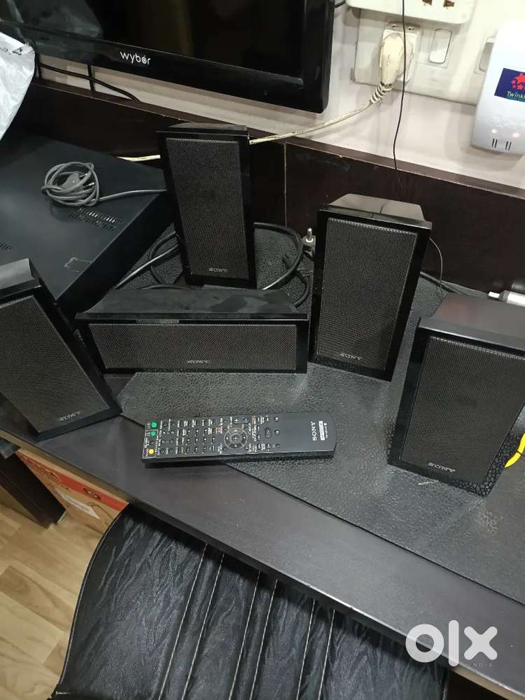 Sony DVD Home Theater 5.1 + Sony PlayStation 3 with game controller