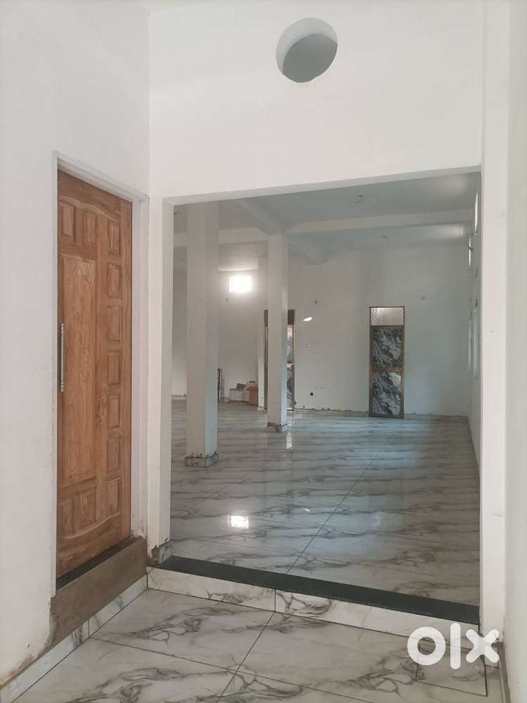 Building Having 1100 sqft area, 1 washroom, Parking Size 14 x 12 Feet