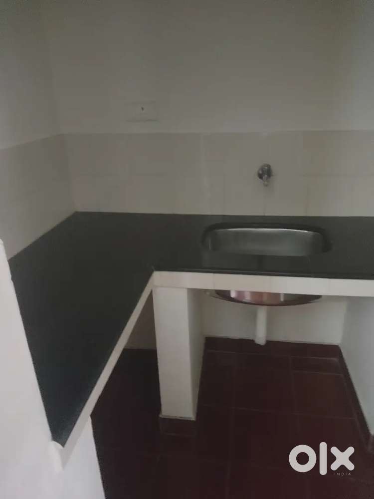 1 RK SEMIFURNISHED APARTMENT SINGLE GENTS EDAPALLY nr GANAPATHI TMPLE