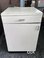 Cash counter storage table