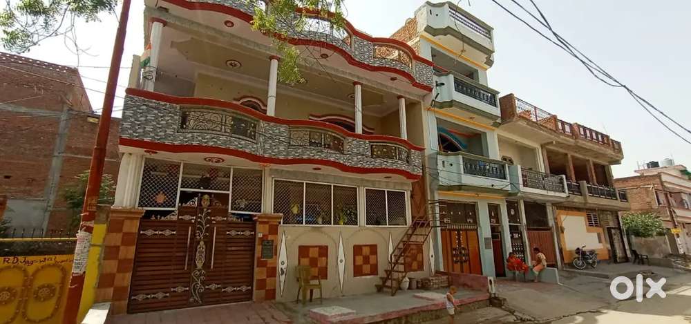 200 gaj ka 2 floor bana hua furnished house on 30ft front road.