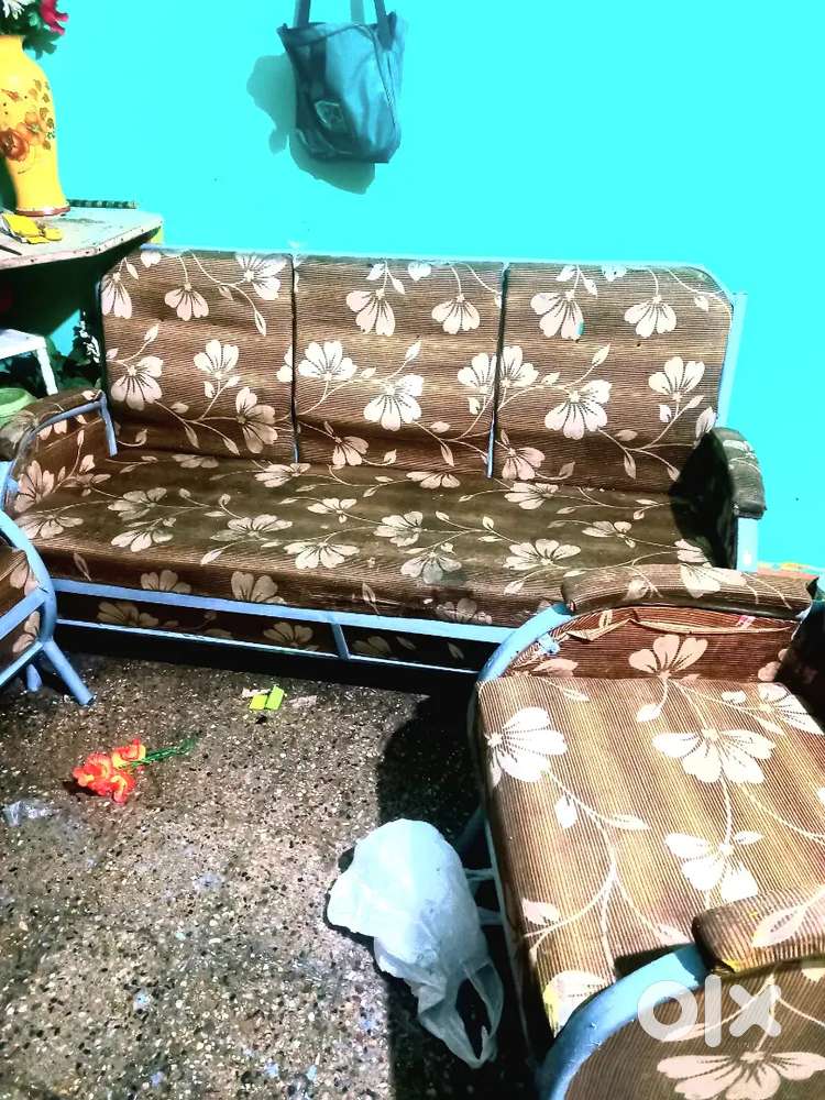 5 seeter sofa set in very good condition arjent sell