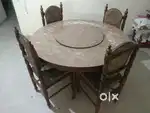 Round dining table