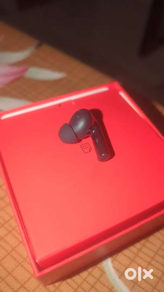 One plus buds 3 right earbud