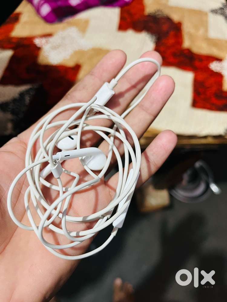 APPLE ORIGINAL EARPODS WITH LIGHTNING CONNECTOR