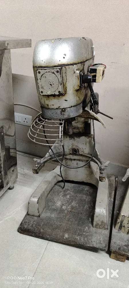 Dough mixer