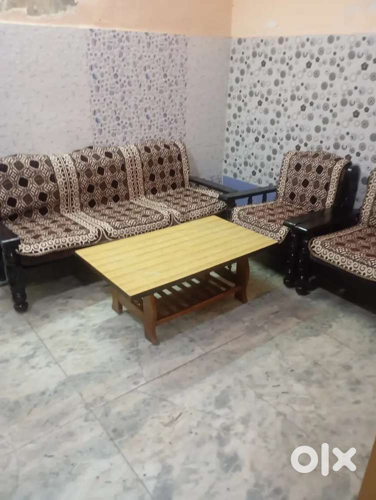 5 seaters wooden sofa set  (3+1+1)very good condition with table