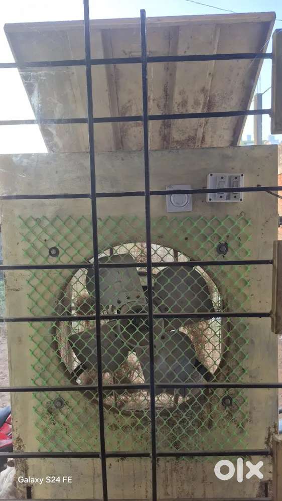 Cooler with exhaust motor