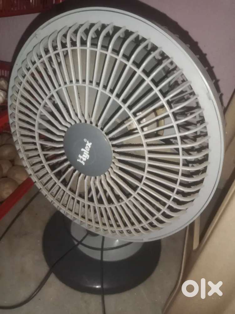 Mini table fan...it set on wall