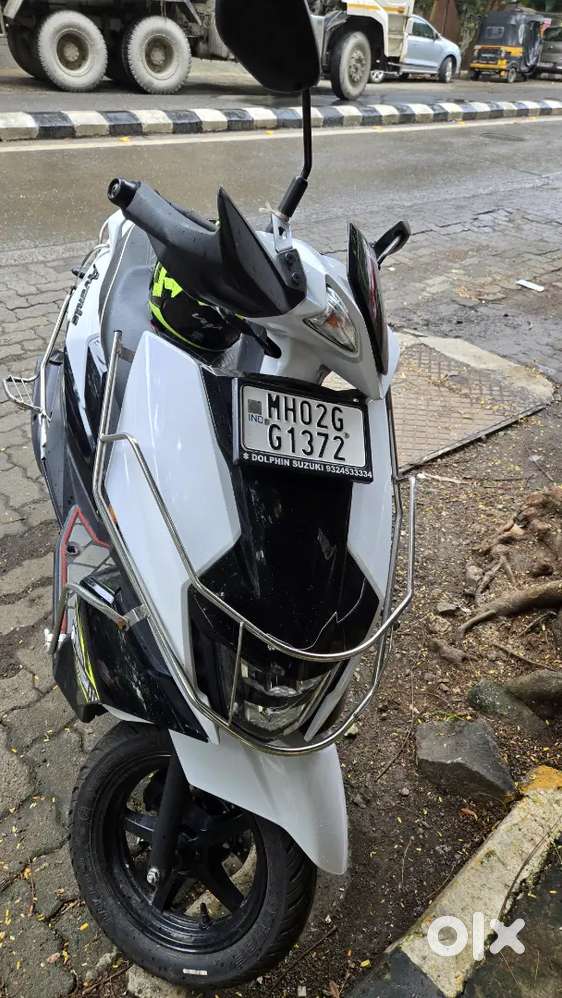 Suzuki Avenis for sale for today in black & white colour