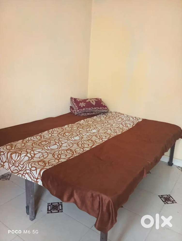 Single room, semi furnished