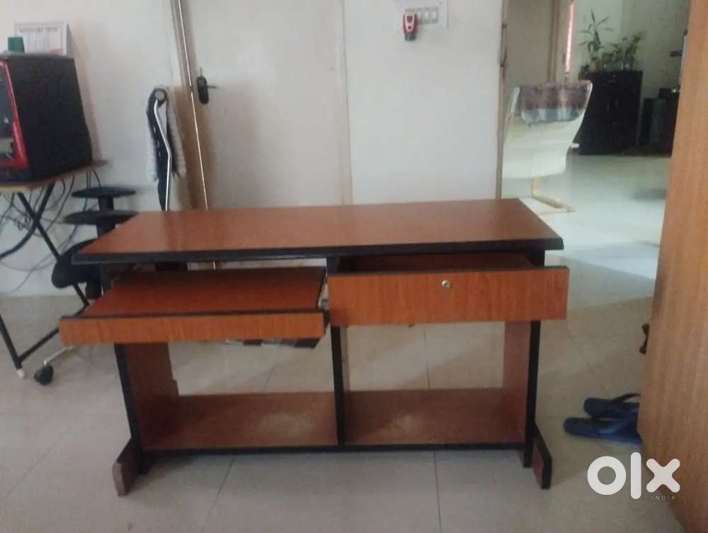Computer table