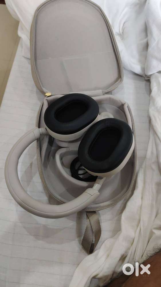 Sony xm5 headphones